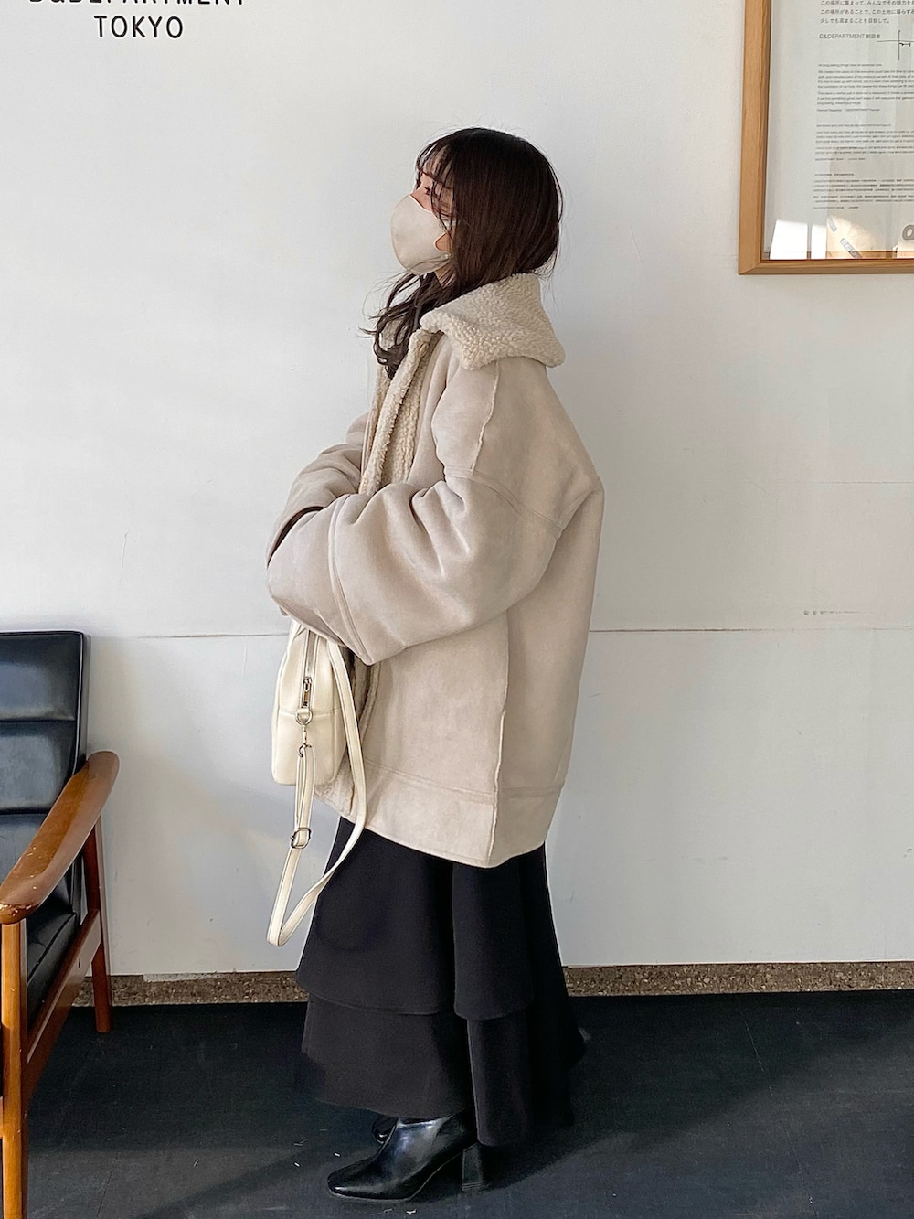 ホワイト系のショルダーバッグ、ホワイト系のニット/セーター、ホワイト系のトップスを着用したレディースの冬コーディネートの4枚目の写真