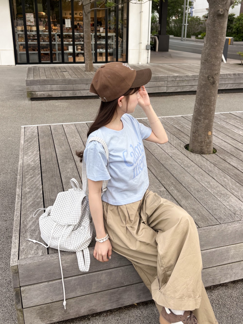 ブルー系のTシャツ/カットソー、ホワイト系のバックパック/リュック、ベージュ系のその他パンツを着用したレディースの夏コーディネートの4枚目の写真