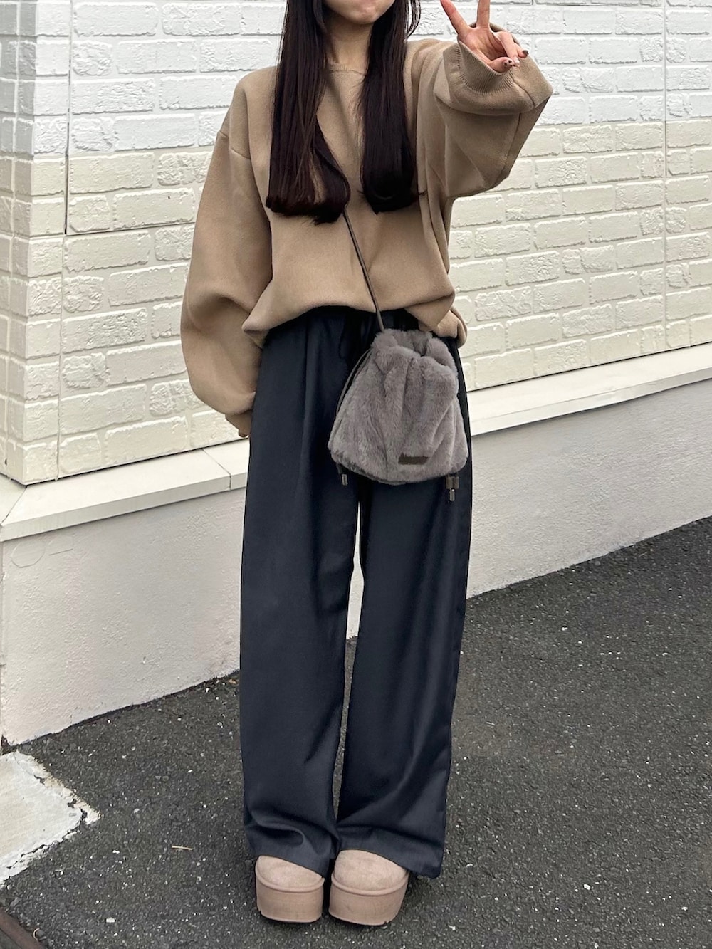 グレー系のその他パンツ、ベージュ系のセットアップ、グレー系のショルダーバッグを着用したレディースの秋コーディネートの2枚目の写真