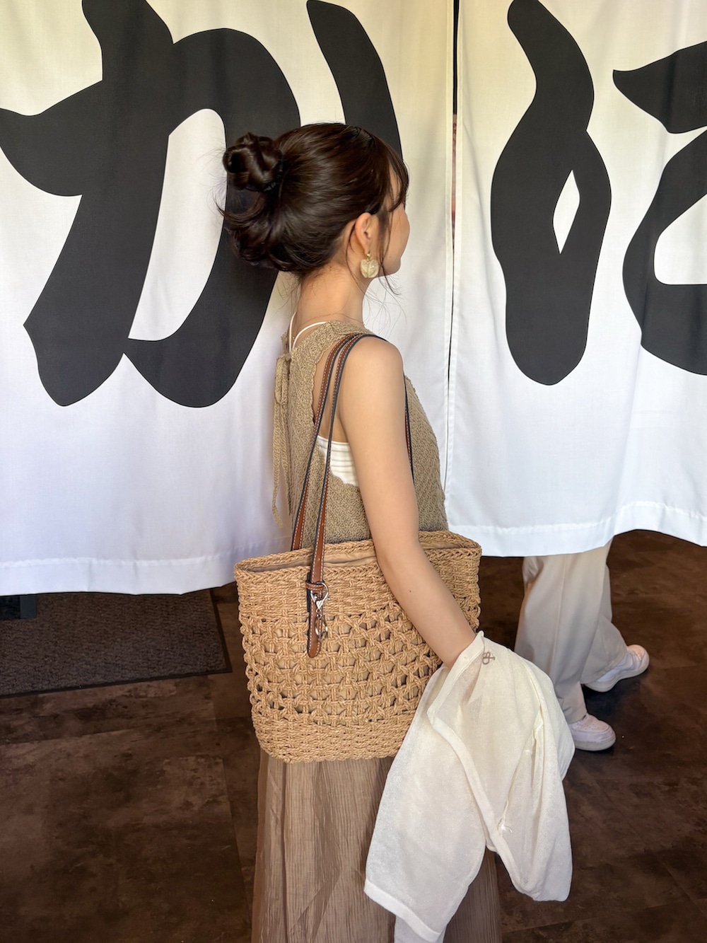 ホワイト系のカーディガン/ボレロ、ブラウン系のワンピース、ベージュ系のサンダルを着用したレディースの夏コーディネートの4枚目の写真