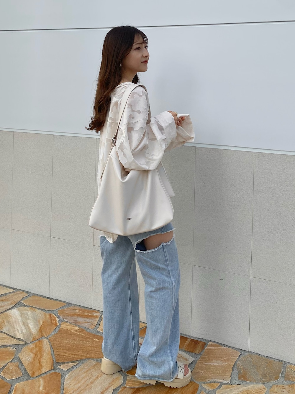 ブルー系のデニムパンツ、ホワイト系のシャツ/ブラウス、ホワイト系のチューブトップを着用したレディースの夏コーディネートの3枚目の写真