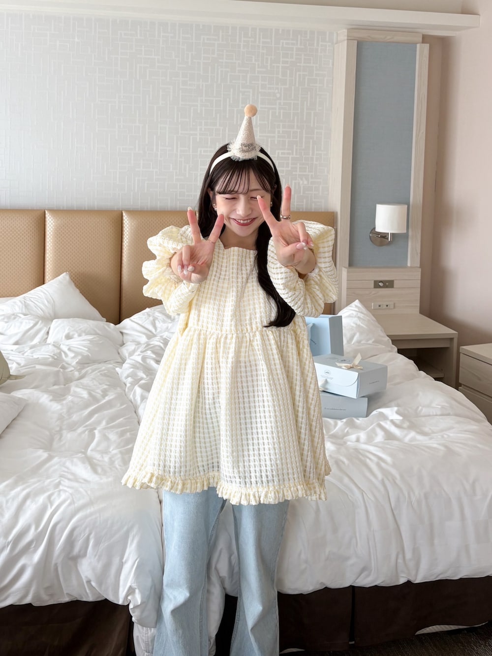 「デニム、ギンガムチェック、ミニワンピ、イエロー、夏コーデ、夏カラーコーデ、ライトブルー、お出かけコーデ、休日スタイル、今日のコーデ、パフスリーブ、甘めカジュアル、フレアデニム、パンツスタイル、低身長コーデ」｜「AMELYのぽわん袖ギンガムチェックトップス（Tシャツ/カットソー、イエロー系）」を使った、amiさん（レディース・148cm）の夏コーディネートの4枚目の写真