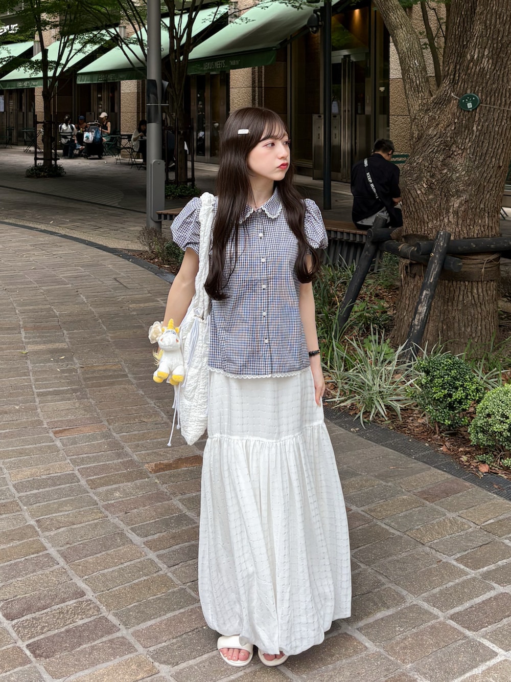 ホワイト系のスカート、ブラック系のシャツ/ブラウス、ホワイト系のトートバッグを着用したレディースの夏コーディネートの4枚目の写真