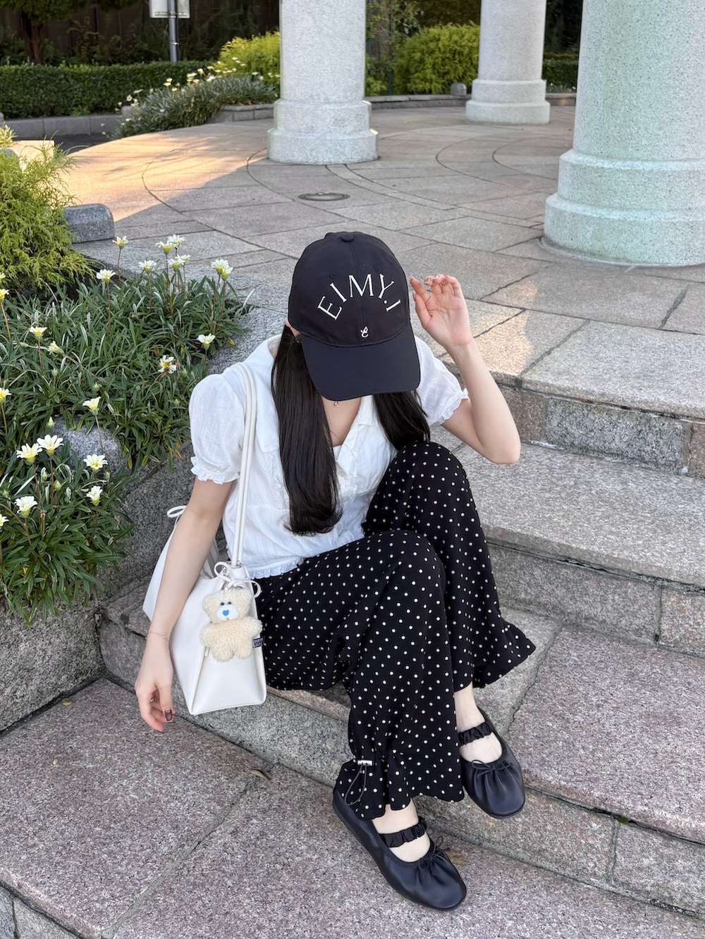 ホワイト系のシャツ/ブラウス、ブラック系のスウェットパンツ、ブラック系のシューズを着用したレディースの秋コーディネートの2枚目の写真