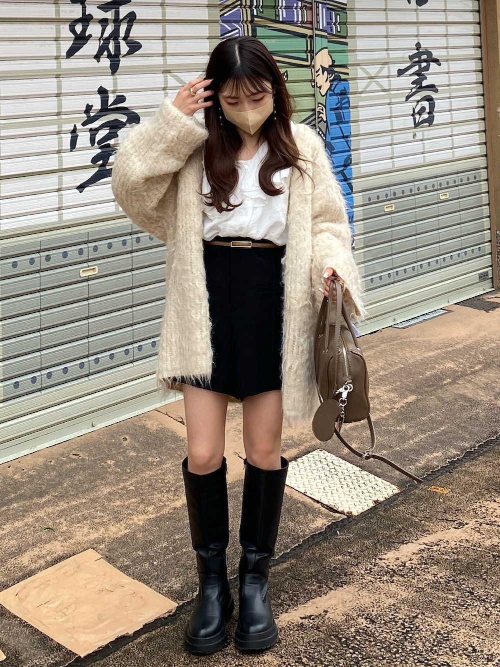 ベージュ系のショルダーバッグ、ブラック系のその他パンツ、ホワイト系のシャツ/ブラウスを着用したレディースの秋コーディネートの2枚目の写真