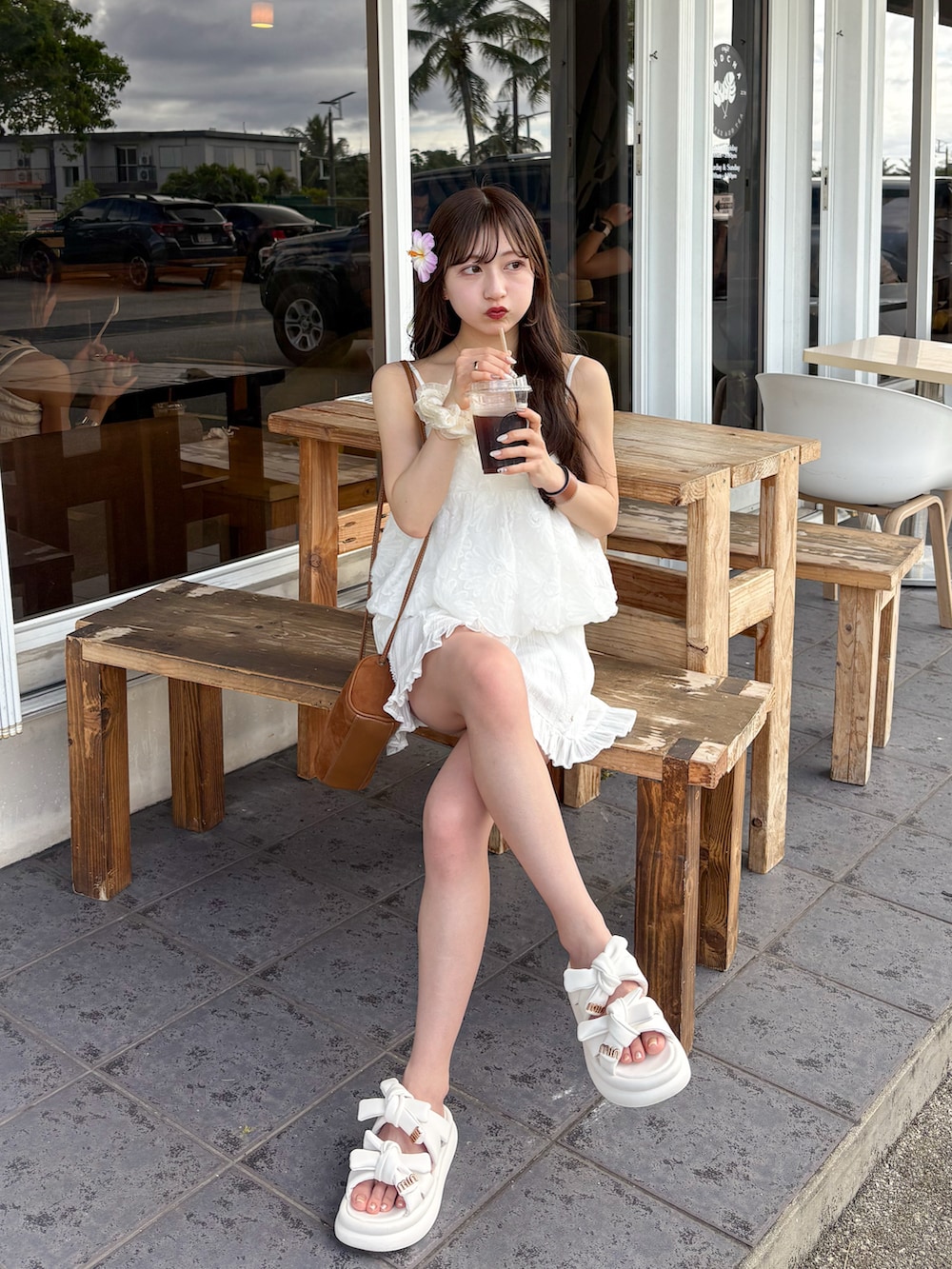 ホワイト系のシャツ/ブラウス、ホワイト系のスカート、イエロー系のショルダーバッグを着用したレディースの春コーディネートの2枚目の写真