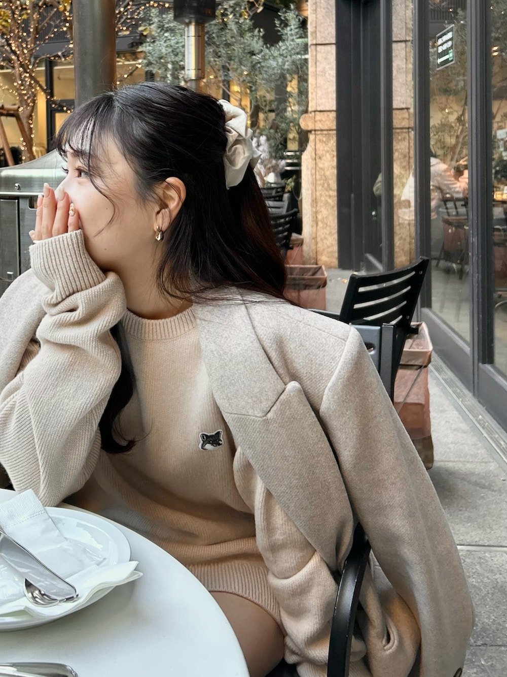 ベージュ系のジャケット/アウター、ベージュ系のニット/セーター、ブラック系のその他パンツを着用したレディースの冬コーディネートの4枚目の写真