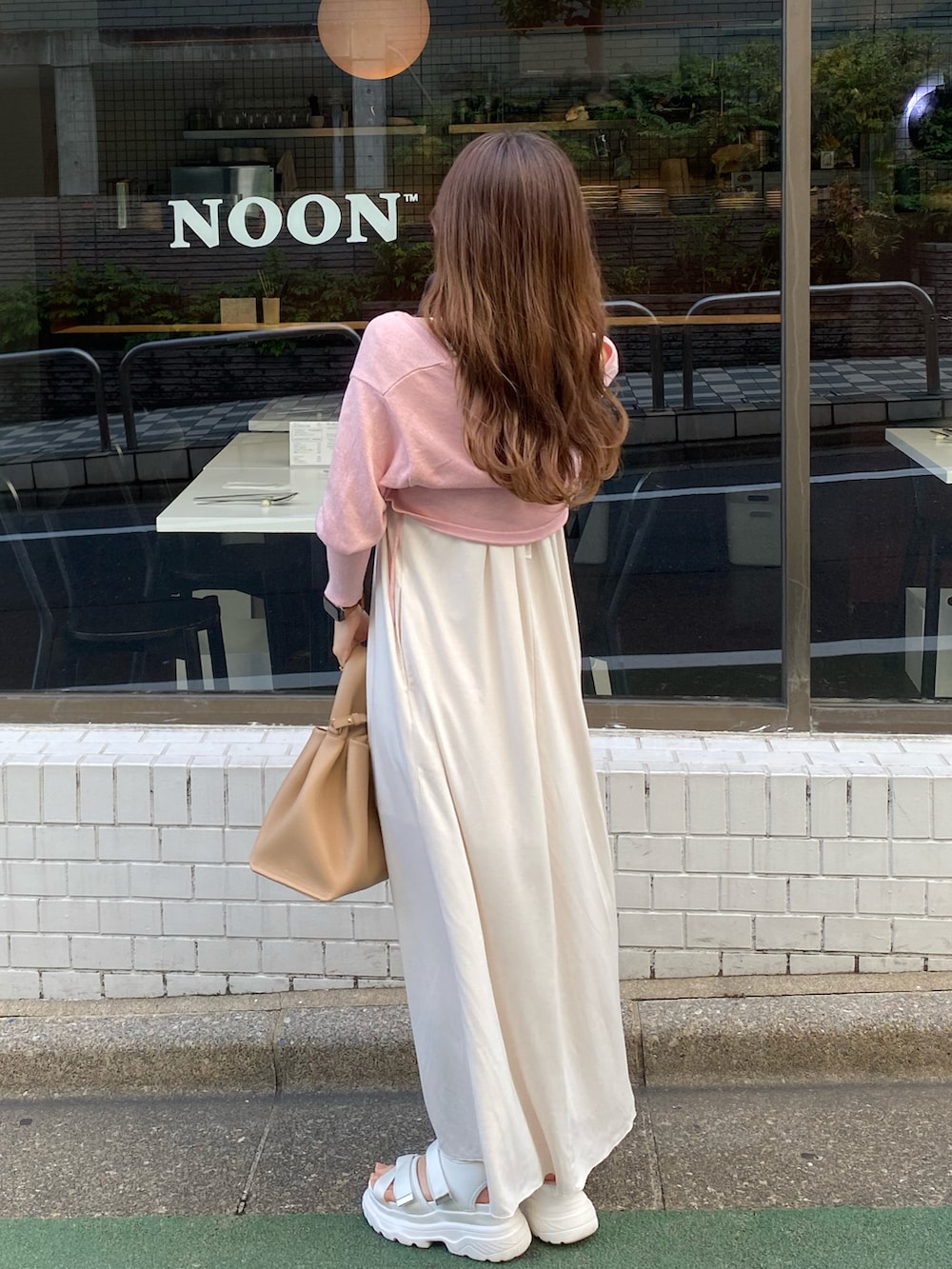 ベージュ系のバッグ、ホワイト系のキャミソール、ホワイト系のワンピースを着用したレディースの夏コーディネートの3枚目の写真