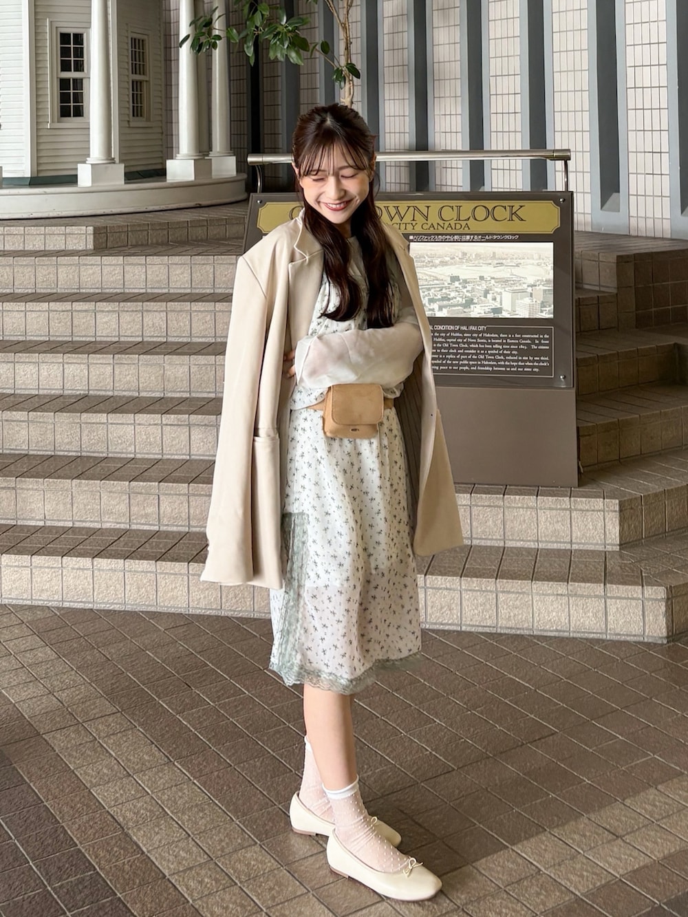 ホワイト系のワンピース、ホワイト系のシャツ/ブラウス、ホワイト系のその他アウターを着用したレディースの夏コーディネートの2枚目の写真