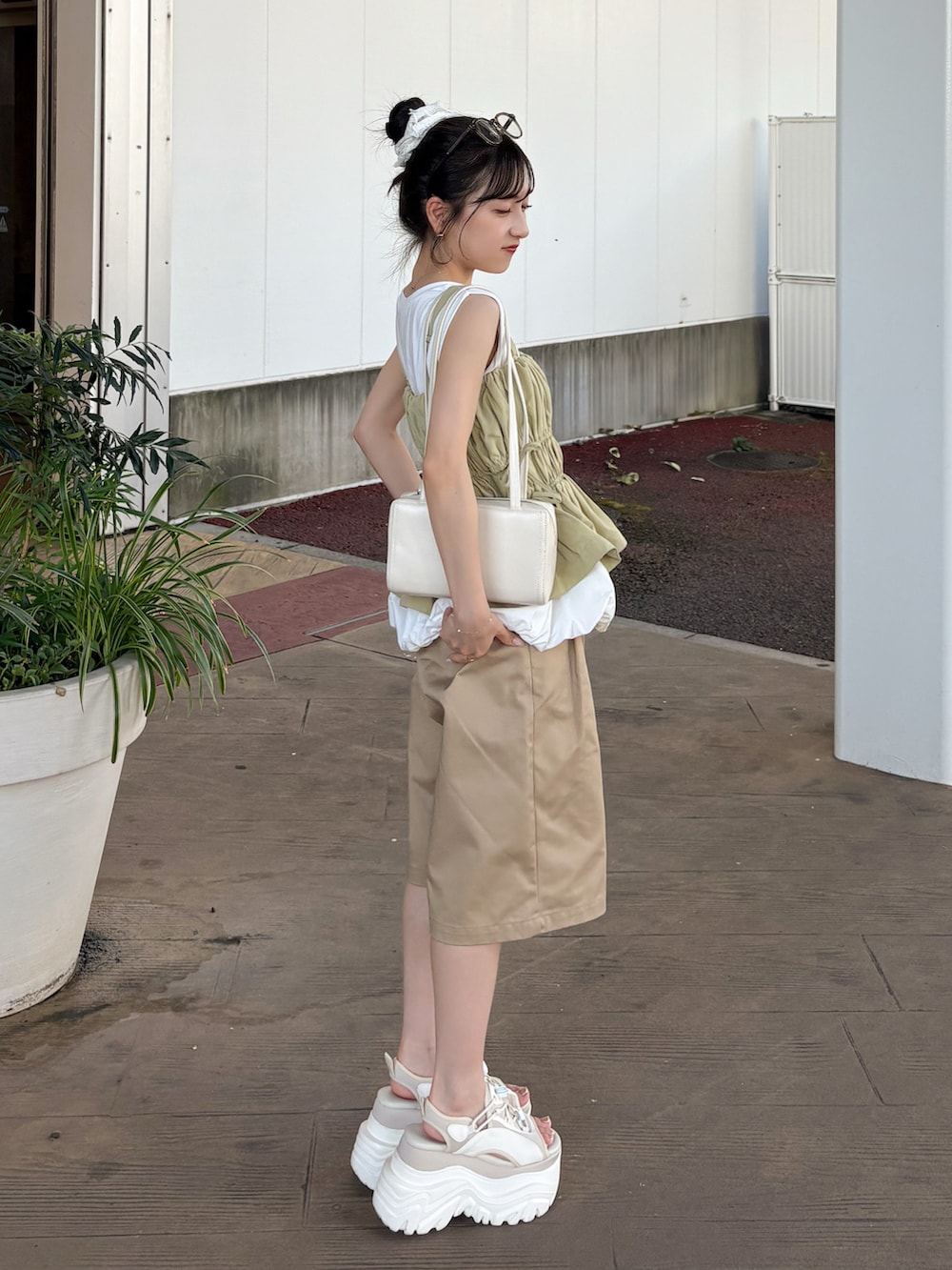 ホワイト系のTシャツ/カットソー、グリーン系のキャミソール、ベージュ系のその他パンツを着用したレディースの夏コーディネートの2枚目の写真