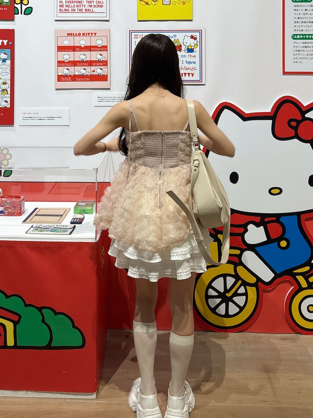 ピンク系のシャツ/ブラウス、ホワイト系のボストンバッグ、ホワイト系のスカートを着用したレディースの夏コーディネートの5枚目の写真