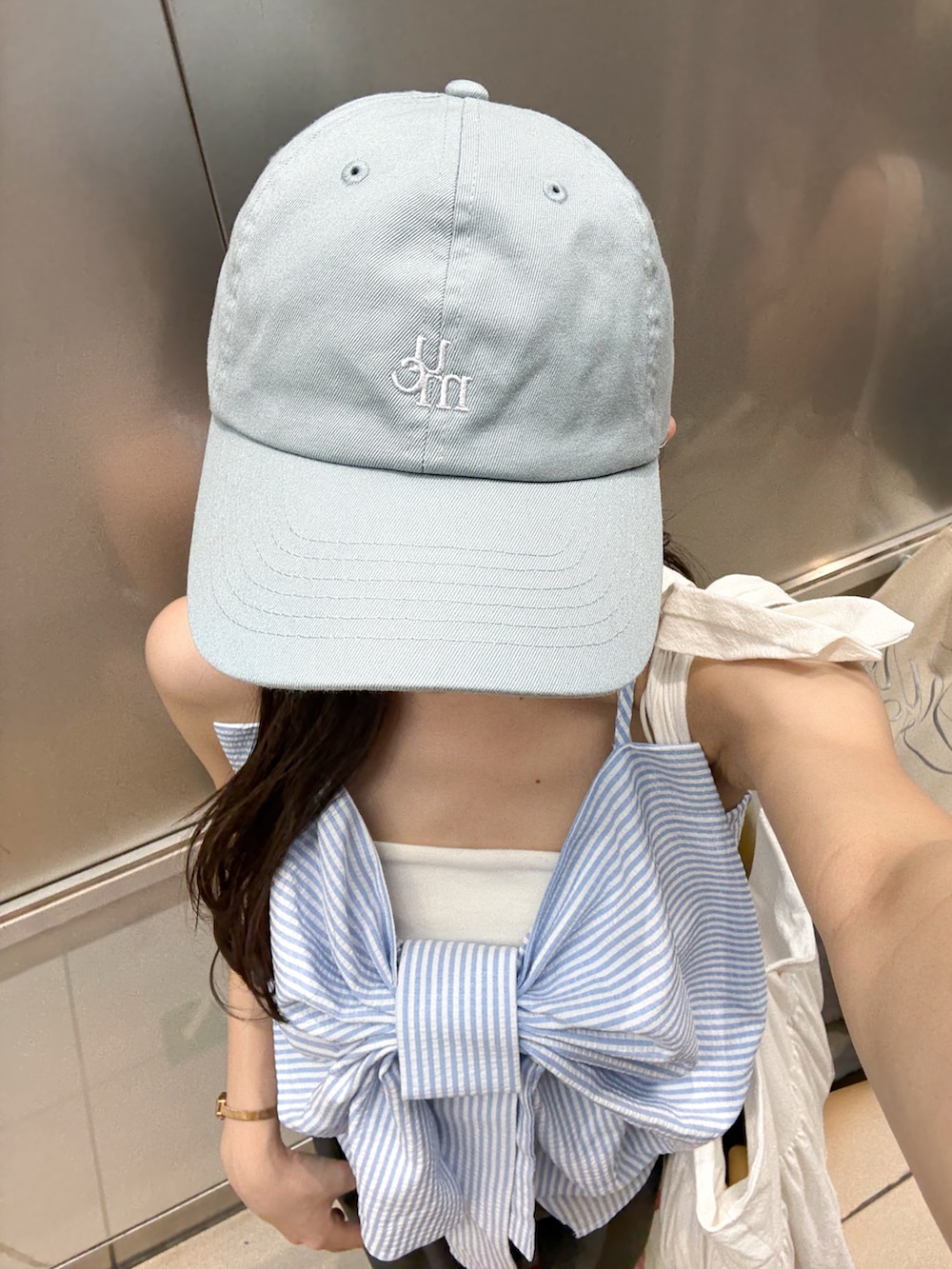 グレー系のその他パンツ、ホワイト系のサンダル、ブルー系のトップスを着用したレディースの夏コーディネートの5枚目の写真