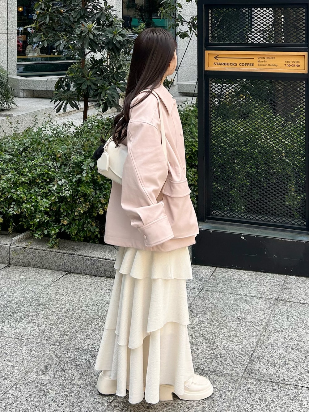 ピンク系のその他アウター、ピンク系のジャージ、ホワイト系のワンピース/ドレスを着用したレディースの冬コーディネートの2枚目の写真