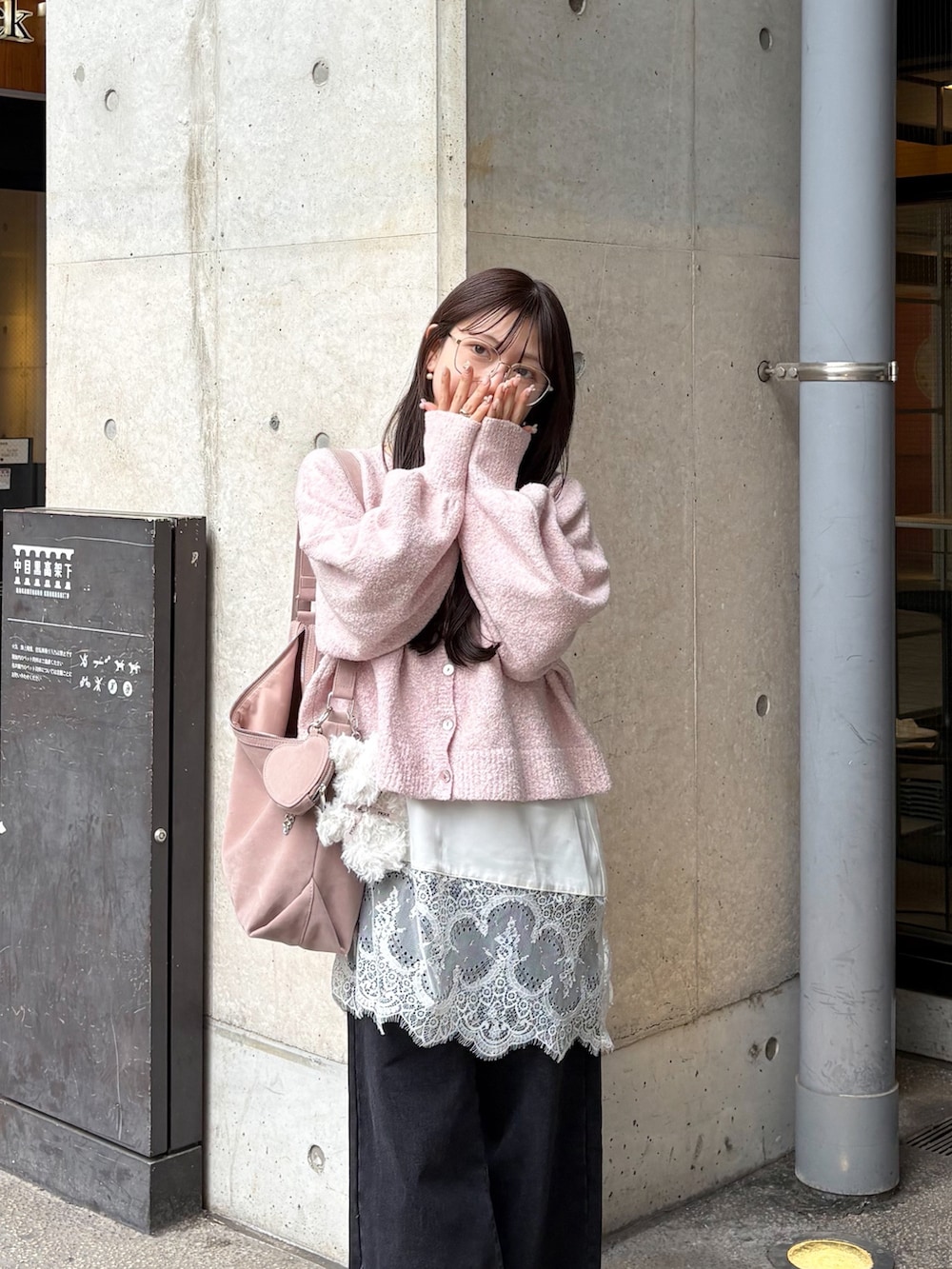 ホワイト系のキャミソール、ブラック系のデニムパンツ、ピンク系のショルダーバッグを着用したレディースの春コーディネートの2枚目の写真