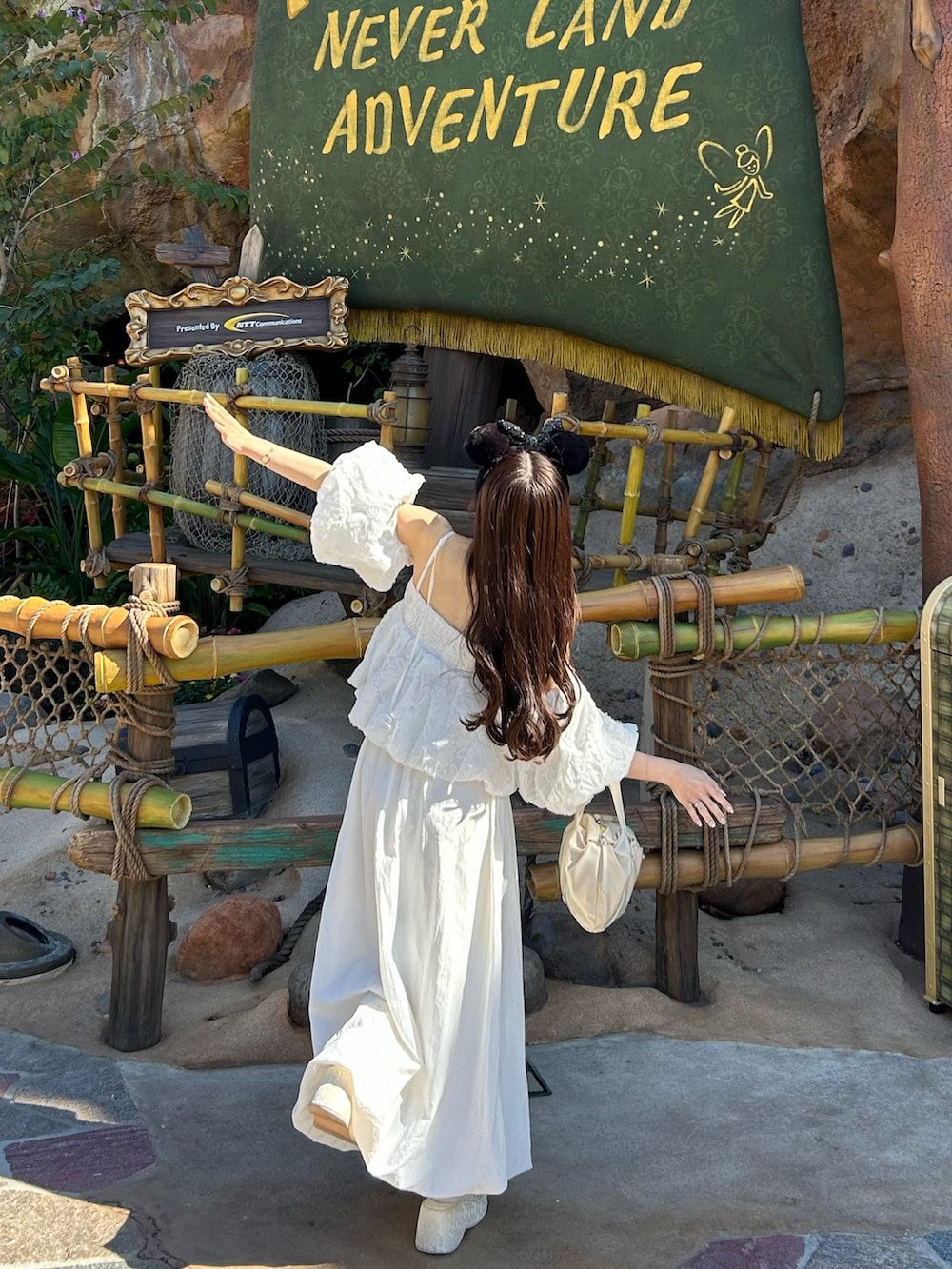 ホワイト系のサンダル、ホワイト系のスカート、ホワイト系のシャツ/ブラウスを着用したレディースの春コーディネートの5枚目の写真