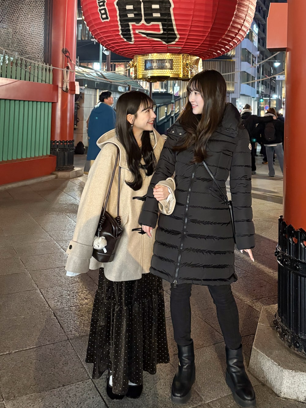 ブラウン系のスカート、ベージュ系のその他アウター、ブラウン系のショルダーバッグを着用したレディースの冬コーディネートの2枚目の写真