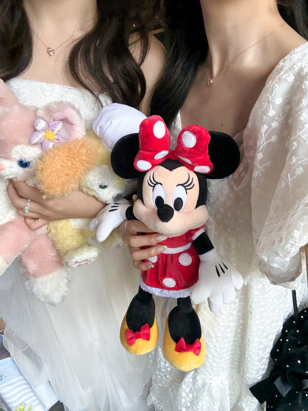 ホワイト系のワンピース、ブラック系のハンドバッグ、ブラック系のシューズを着用したレディースの春コーディネートの3枚目の写真