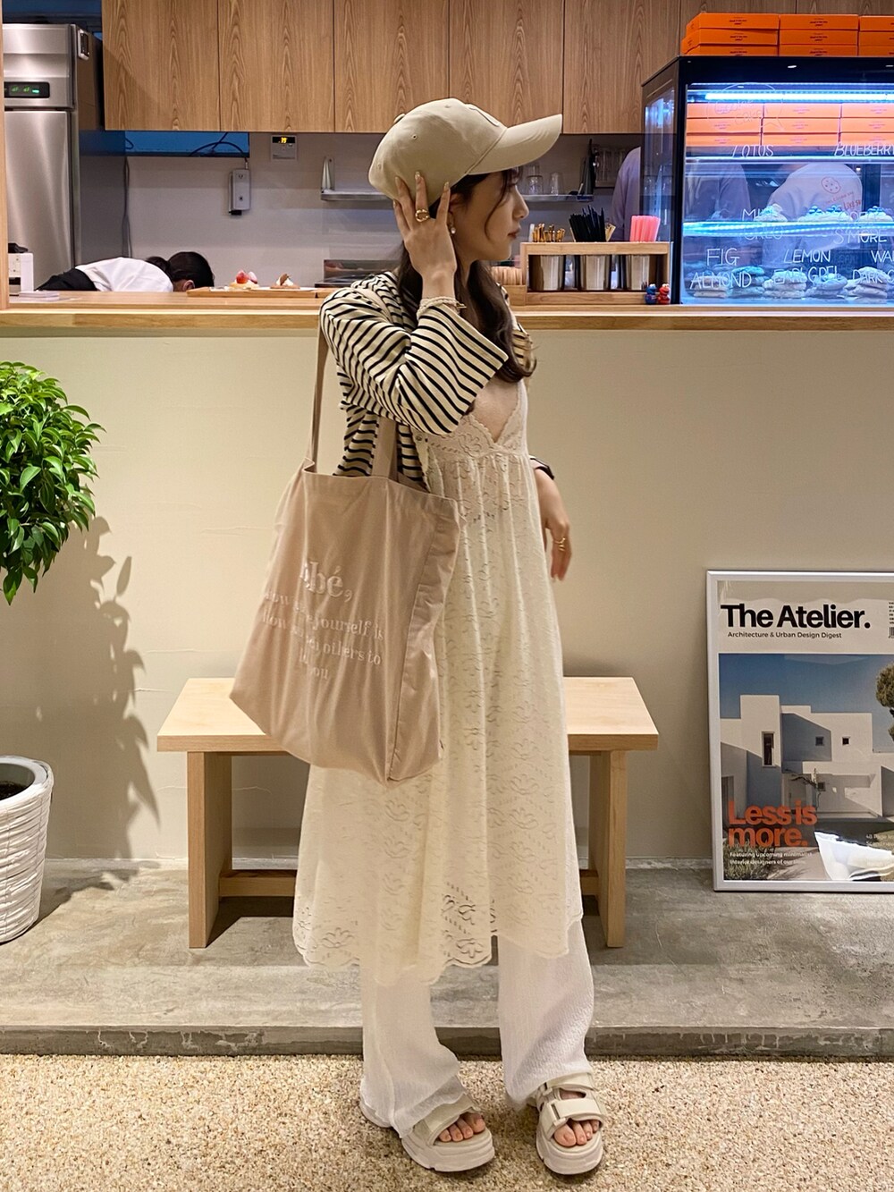 ピンク系のその他トップス、ホワイト系のサンダル、ホワイト系のその他パンツを着用したレディースの夏コーディネートの2枚目の写真