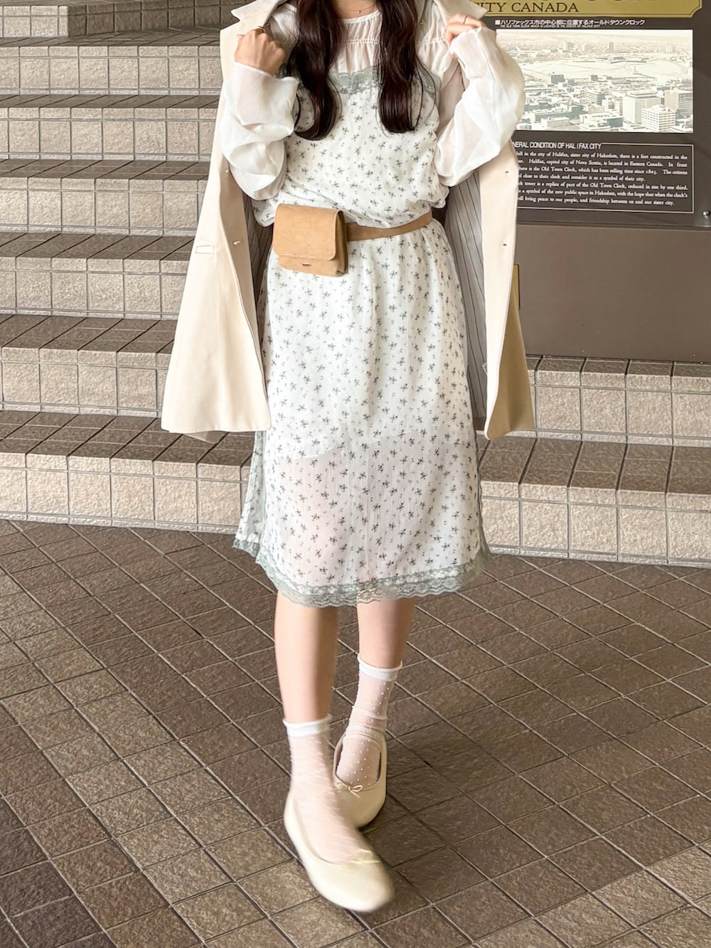 ホワイト系のワンピース、ホワイト系のシャツ/ブラウス、ホワイト系のその他アウターを着用したレディースの夏コーディネートの3枚目の写真