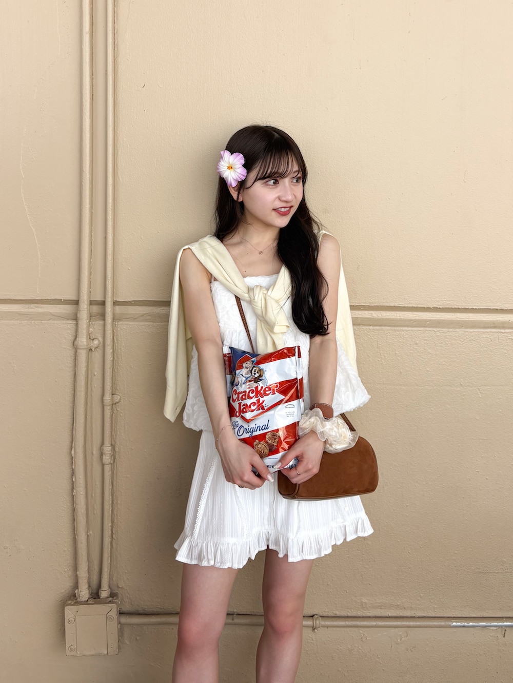 ホワイト系のシャツ/ブラウス、ホワイト系のスカート、イエロー系のショルダーバッグを着用したレディースの春コーディネートの3枚目の写真