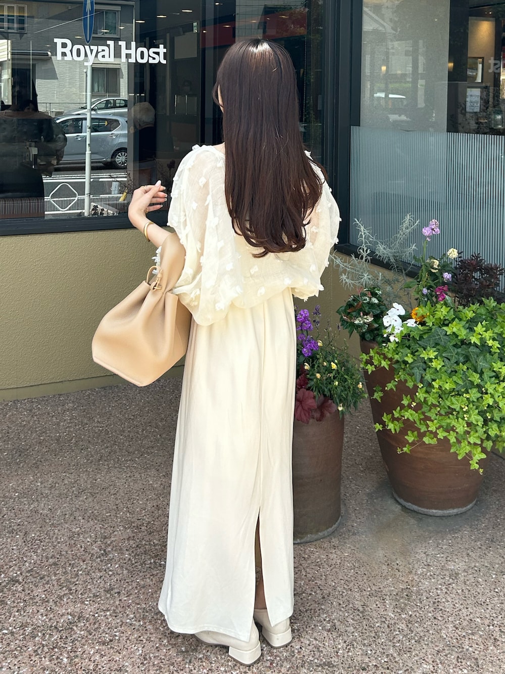 ベージュ系のバッグ、ホワイト系のローファー、ホワイト系のシャツ/ブラウスを着用したレディースの春コーディネートの3枚目の写真