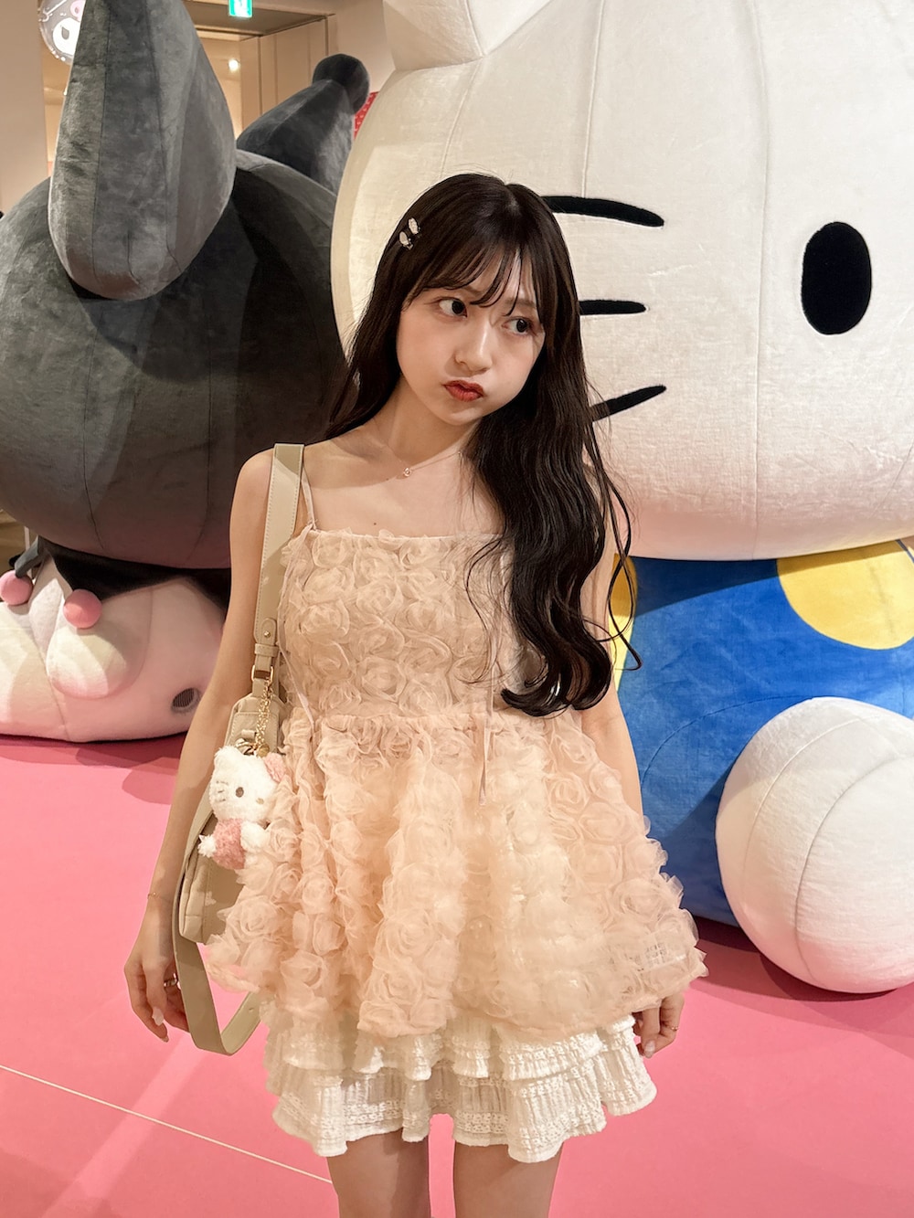 ピンク系のシャツ/ブラウス、ホワイト系のボストンバッグ、ホワイト系のスカートを着用したレディースの夏コーディネートの2枚目の写真