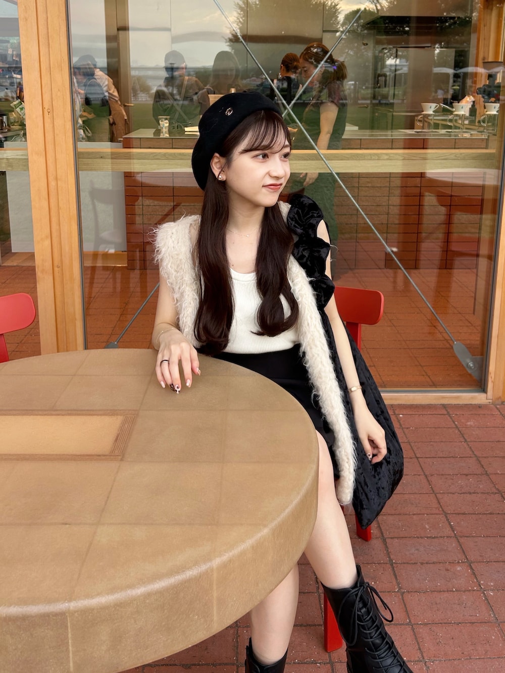 ブラック系のその他パンツ、ホワイト系のタンクトップ、ホワイト系のニット/セーターを着用したレディースの秋コーディネートの2枚目の写真