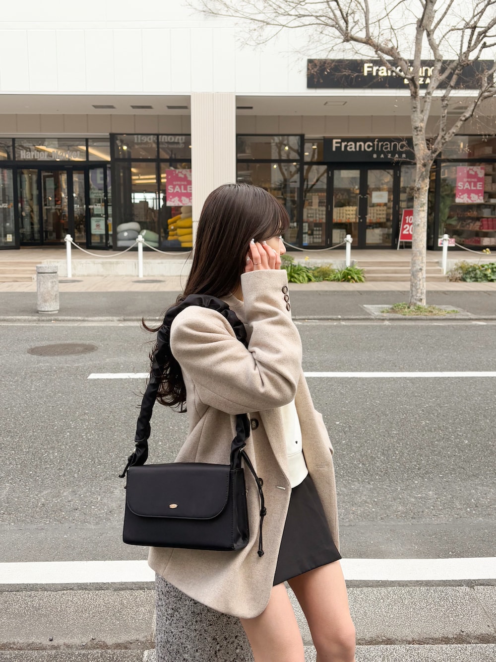 ベージュ系のジャケット/アウター、ホワイト系のスウェット、ブラック系のスカートを着用したレディースの冬コーディネートの2枚目の写真