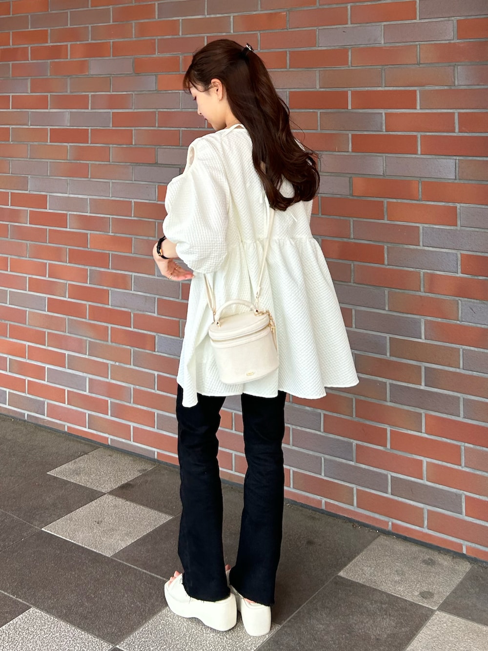 ブラック系のパンツ、ホワイト系のシャツ/ブラウス、ホワイト系のショルダーバッグを着用したレディースの夏コーディネートの3枚目の写真