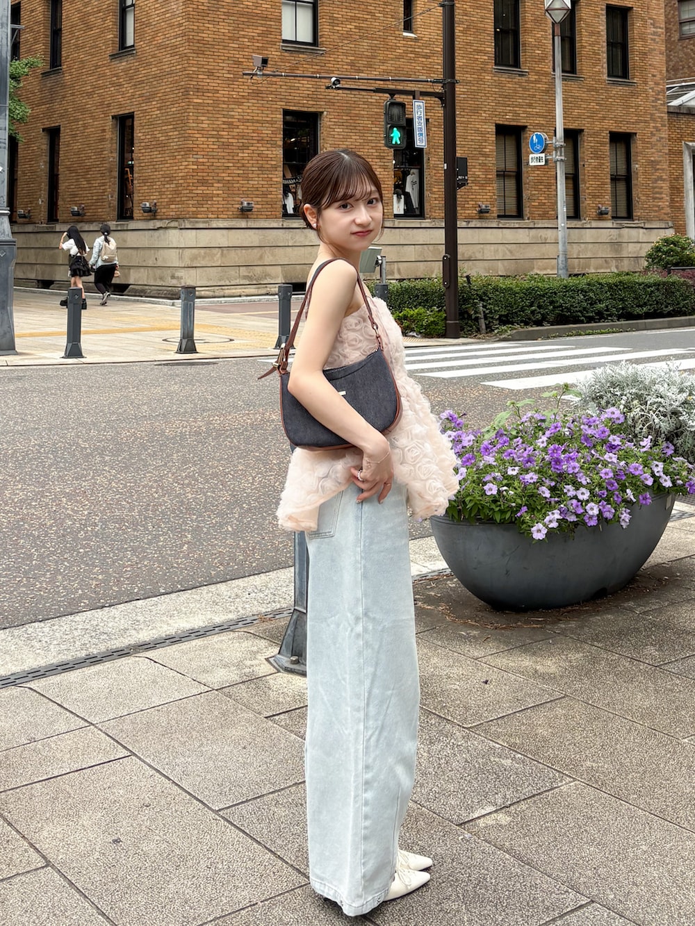 ホワイト系のカーディガン/ボレロ、ブルー系のショルダーバッグ、ブルー系のデニムパンツを着用したレディースの夏コーディネートの4枚目の写真