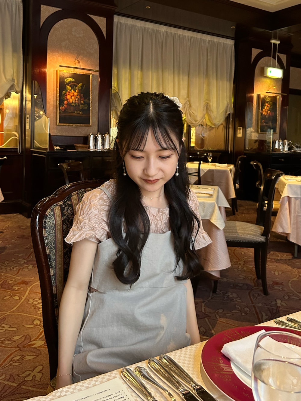 グレー系のワンピース、ピンク系のシャツ/ブラウス、シルバー系のバッグを着用したレディースの夏コーディネートの4枚目の写真