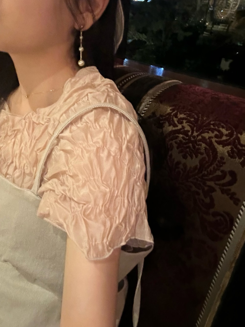 グレー系のワンピース、ピンク系のシャツ/ブラウス、シルバー系のバッグを着用したレディースの夏コーディネートの3枚目の写真