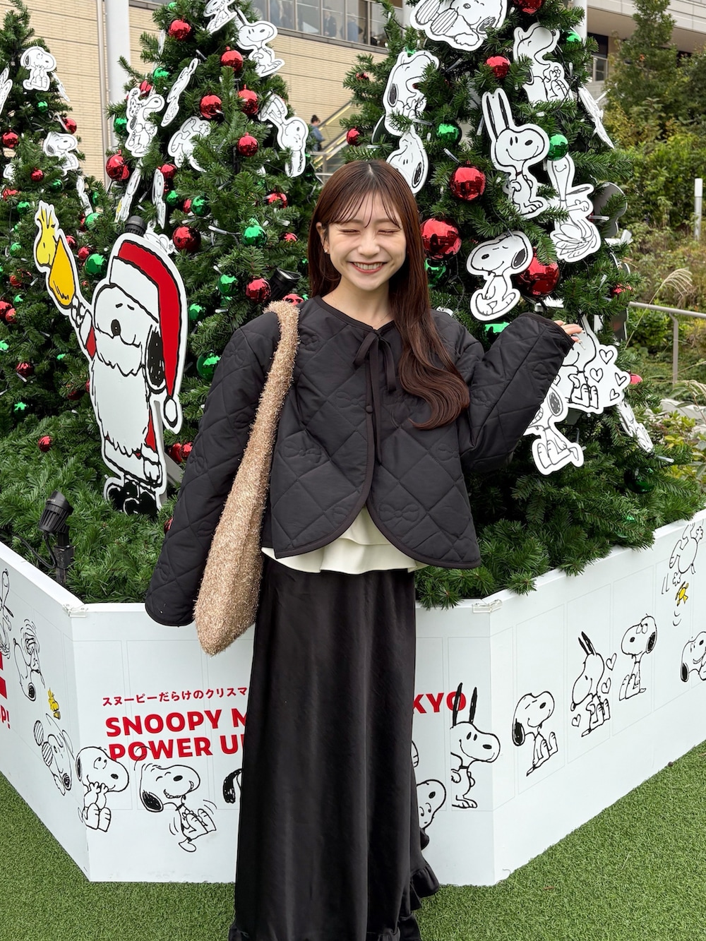 ブラック系のジャケット/アウター、ブラック系のスカートを着用したレディースの秋コーディネートの2枚目の写真