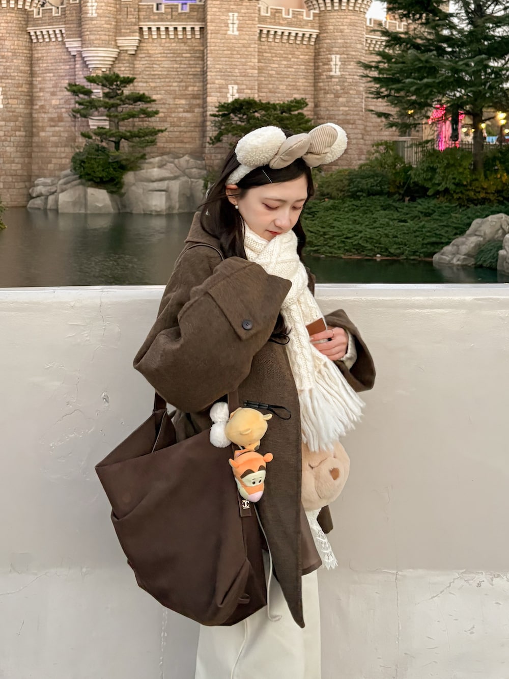 ブラウン系のローファー、ホワイト系のデニムパンツ、ホワイト系のシャツ/ブラウスを着用したレディースの冬コーディネートの3枚目の写真