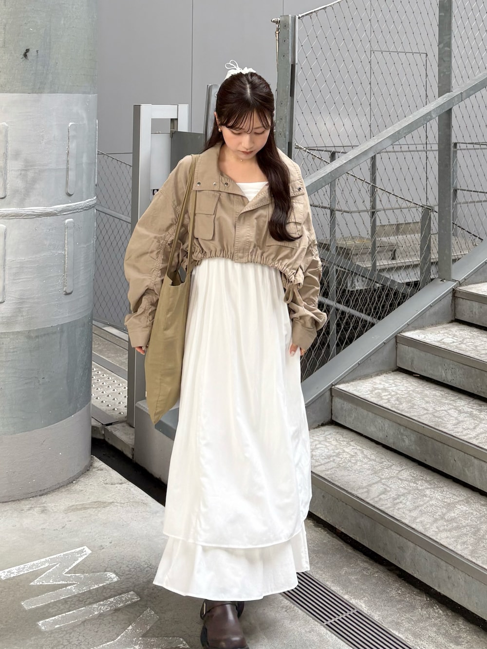 グリーン系のその他アウター、グリーン系のトートバッグ、ホワイト系のワンピースを着用したレディースの春コーディネートの2枚目の写真