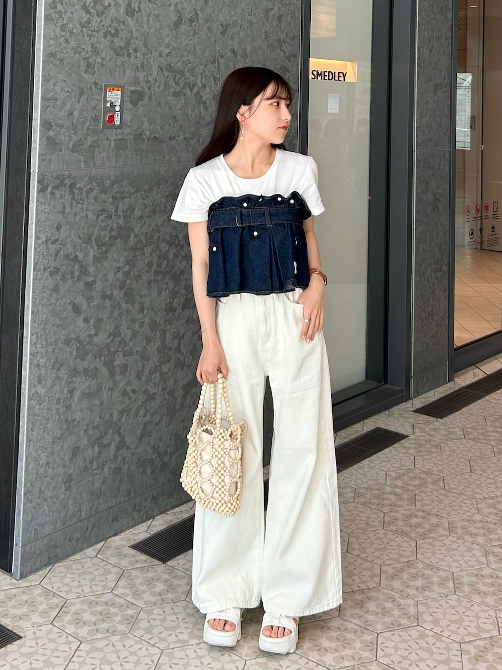 ホワイト系のハンドバッグ、ホワイト系のその他パンツ、ホワイト系のTシャツ/カットソーを着用したレディースの夏コーディネートの5枚目の写真