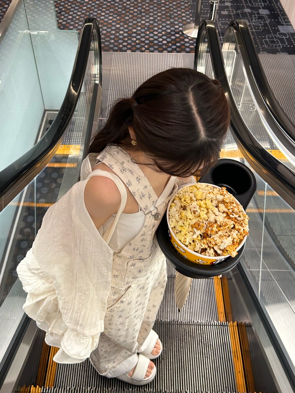 ホワイト系のシャツ/ブラウス、ホワイト系のトートバッグ、ホワイト系のサンダルを着用したレディースの夏コーディネートの3枚目の写真