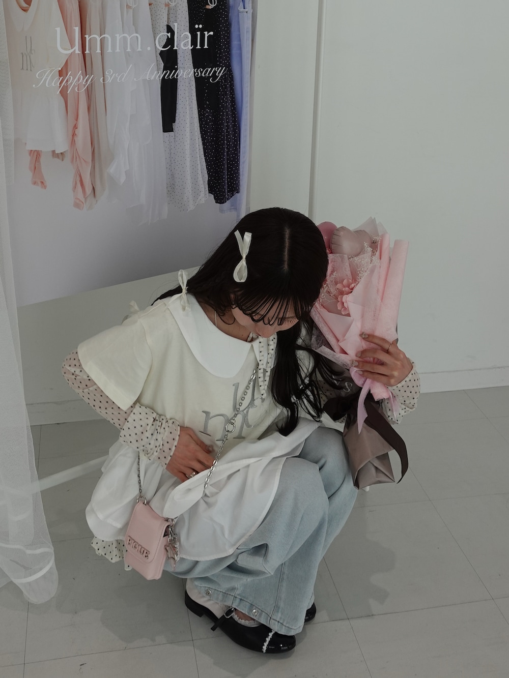 ホワイト系のTシャツ/カットソー、ブルー系のデニムパンツ、ブラック系のサンダルを着用したレディースの春コーディネートの3枚目の写真