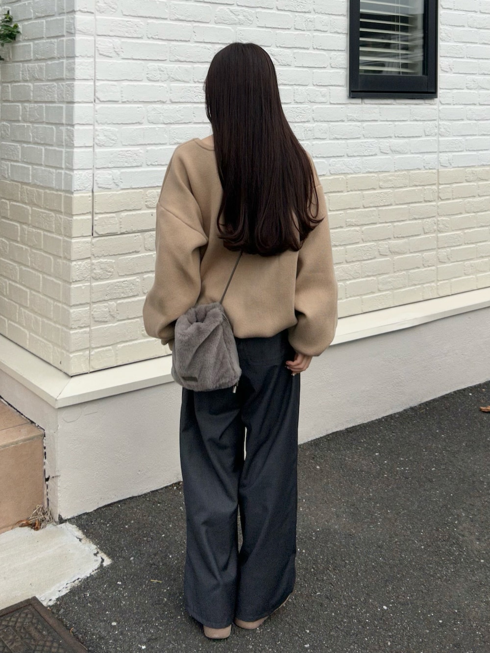 グレー系のその他パンツ、ベージュ系のセットアップ、グレー系のショルダーバッグを着用したレディースの秋コーディネートの4枚目の写真