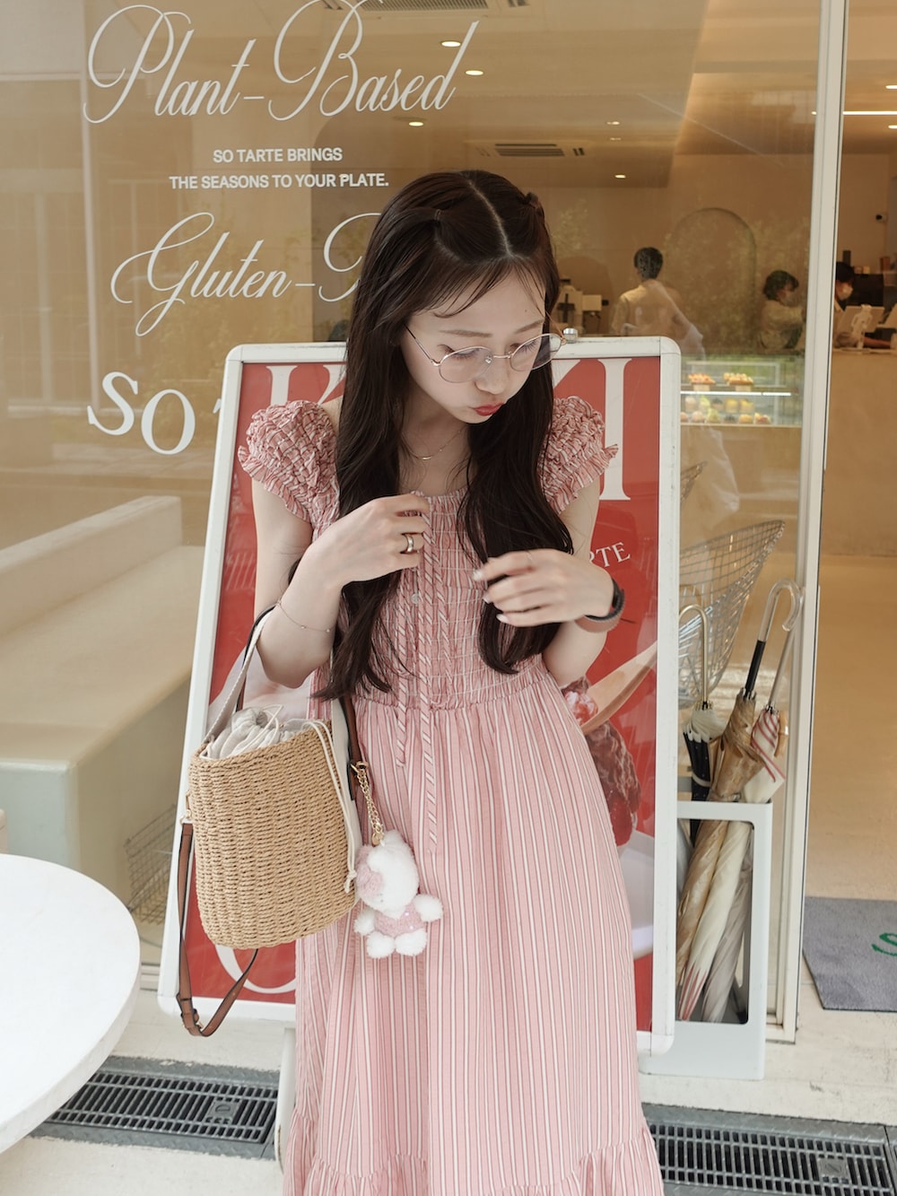 ピンク系のワンピース、ベージュ系のサンダルを着用したレディースの夏コーディネートの4枚目の写真