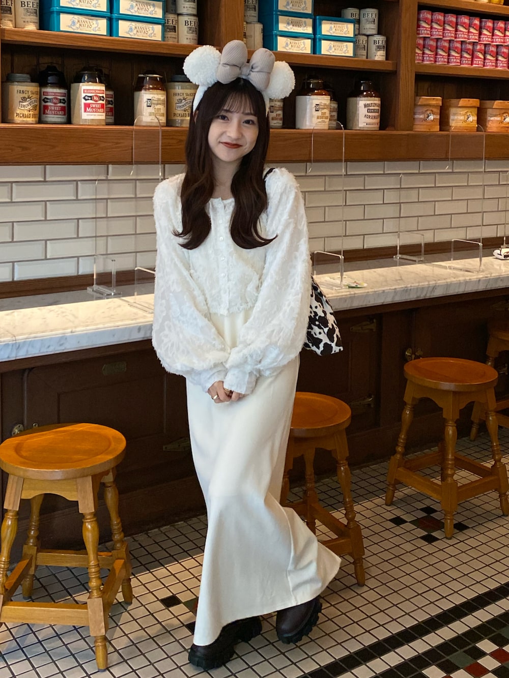 ブラウン系のハンドバッグ、ホワイト系のシャツ/ブラウス、ホワイト系のワンピースを着用したレディースの秋コーディネートの2枚目の写真