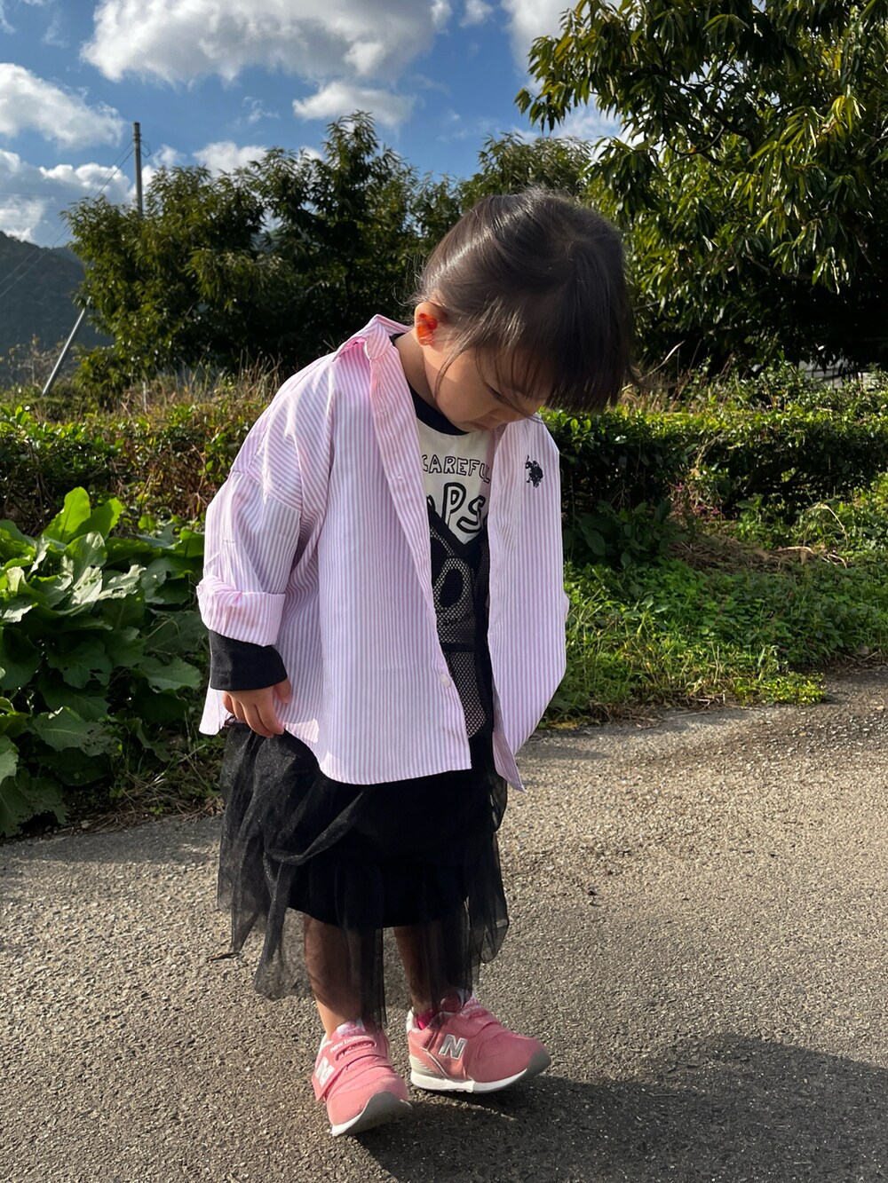 ピンク系のシャツ/ブラウス、ブラック系のTシャツ/カットソー、ブラック系のその他トップスを着用したキッズの秋コーディネートの2枚目の写真