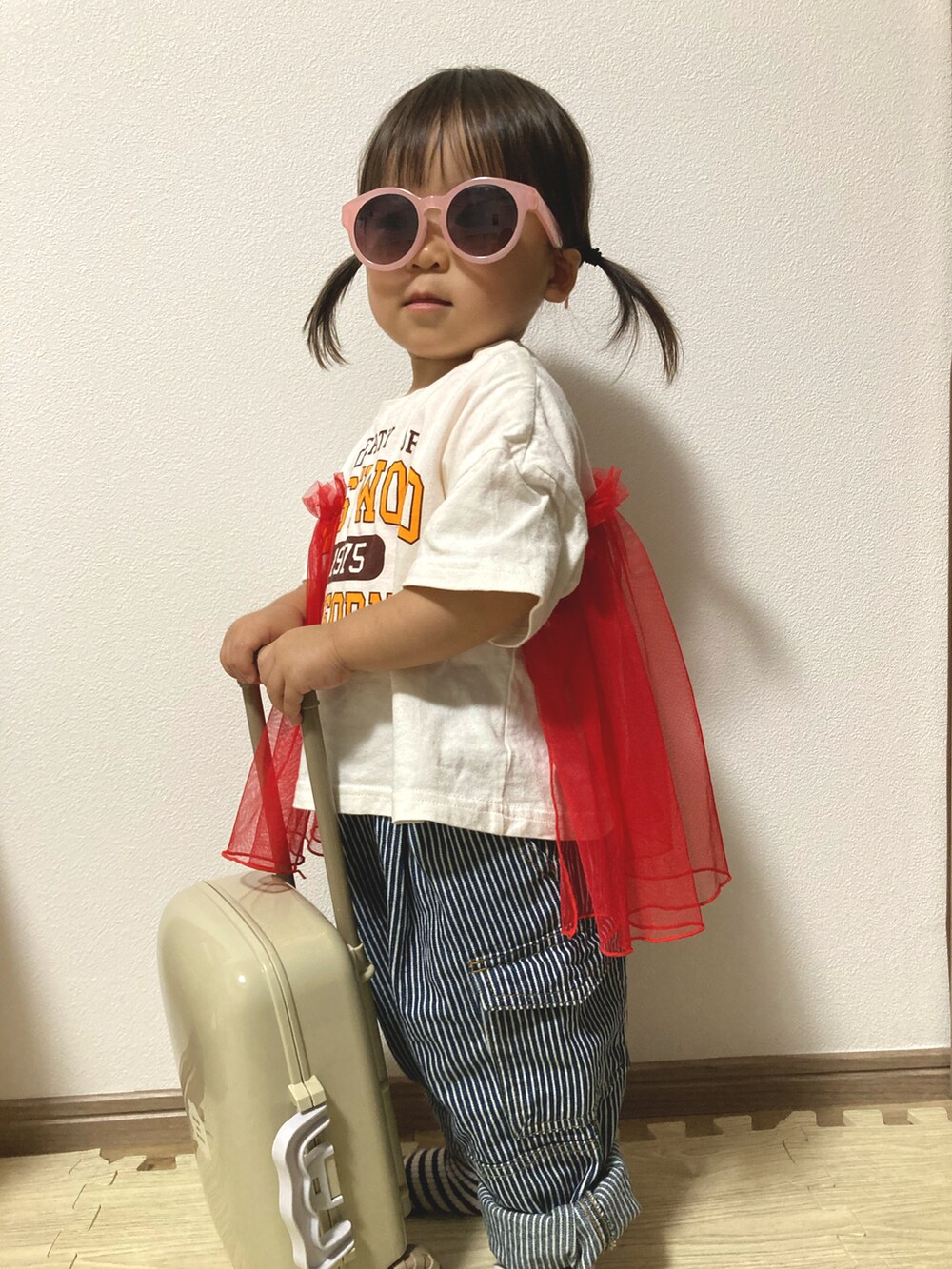 ホワイト系のTシャツ/カットソー、その他のデニムパンツを着用したキッズの秋コーディネートの2枚目の写真