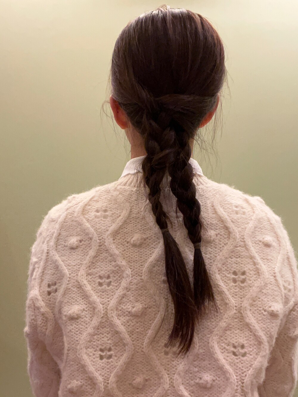 ホワイト系のニット/セーター、ベージュ系のかごバッグ、グリーン系のスカートを着用したレディースの秋コーディネートの2枚目の写真