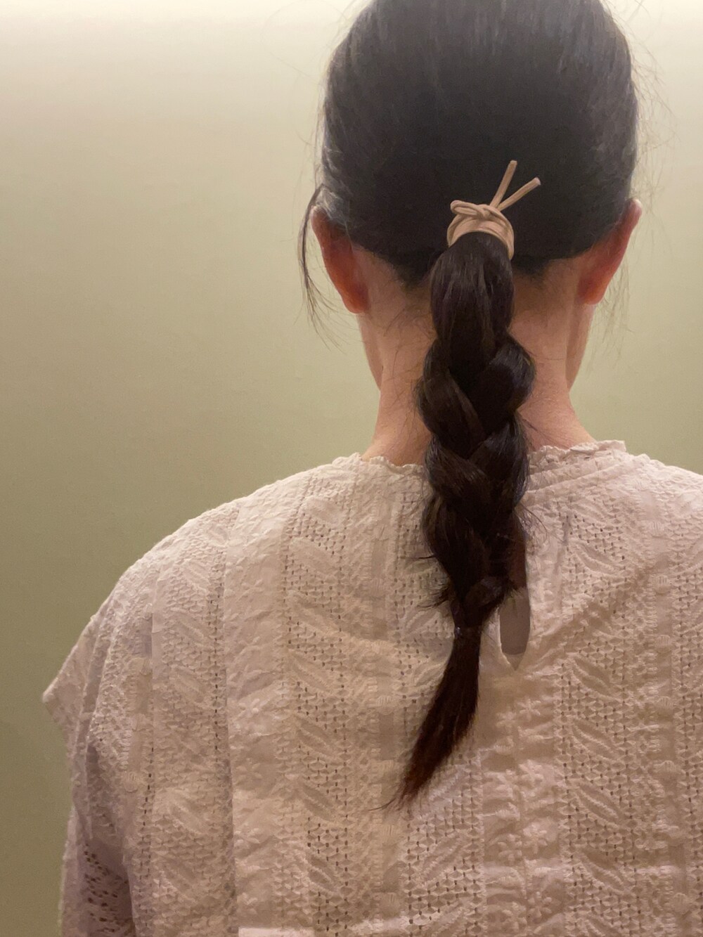 ホワイト系のワンピース、ホワイト系のシャツ/ブラウス、ベージュ系のスカートを着用したレディースの秋コーディネートの2枚目の写真