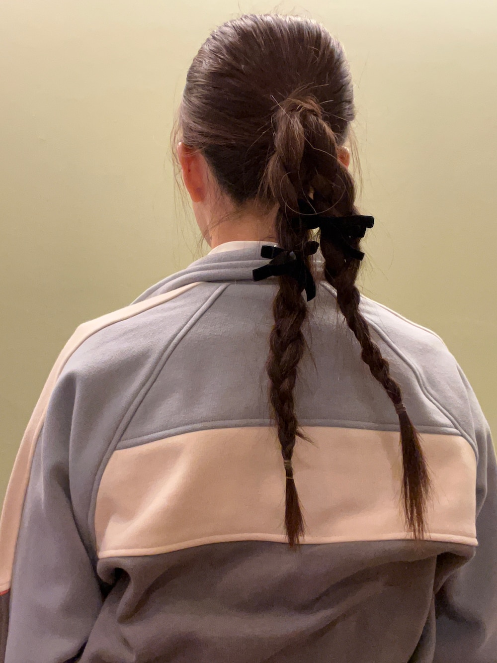 ブラック系のワンピース、ホワイト系のTシャツ/カットソー、ブルー系のジャージを着用したレディースの冬コーディネートの2枚目の写真