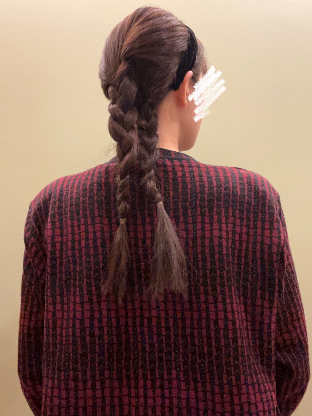 ブラック系のワンピース、ブラウン系のショルダーバッグ、レッド系のニット/セーターを着用したレディースの冬コーディネートの2枚目の写真