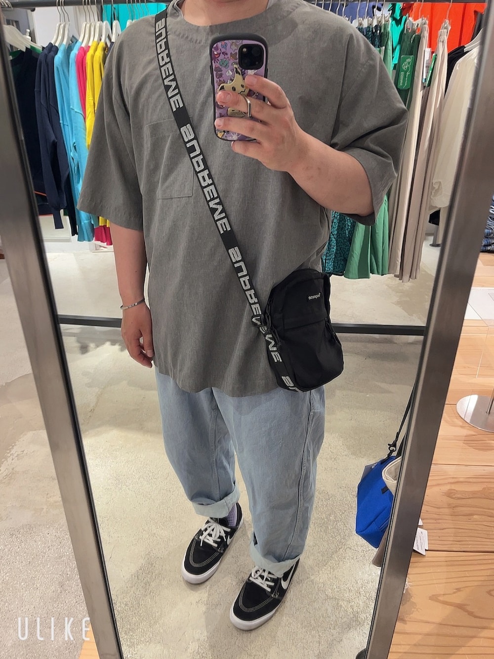 グレー系のTシャツ/カットソー、ブラック系のショルダーバッグ、ブルー系のデニムパンツを着用したメンズの春コーディネートの2枚目の写真