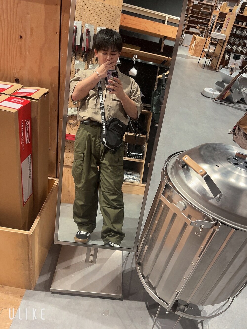 ベージュ系のシャツ/ブラウス、ブラック系のショルダーバッグ、ブラック系のTシャツ/カットソーを着用したメンズの秋コーディネートの2枚目の写真