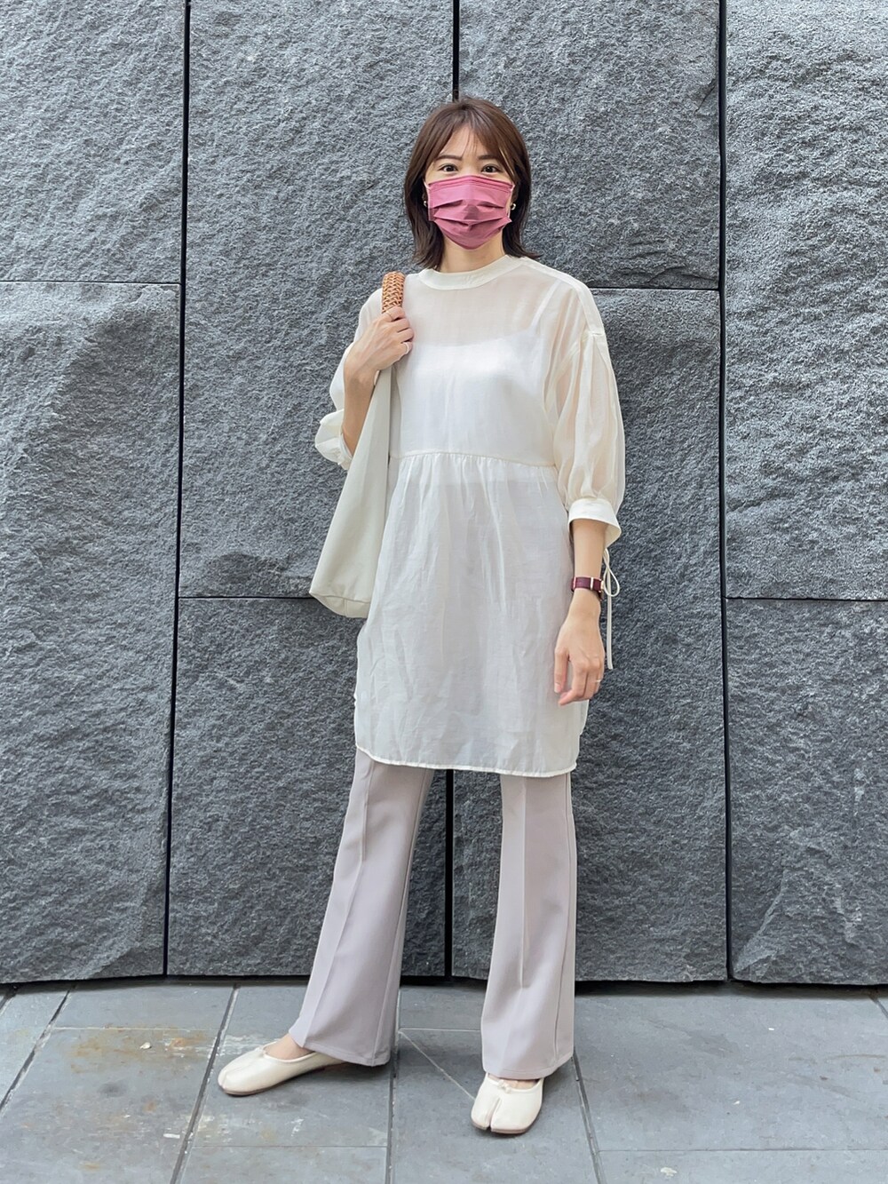 ホワイト系のシャツ/ブラウス、その他のパンツ、その他のアナログ腕時計を着用したレディースの秋コーディネートの2枚目の写真